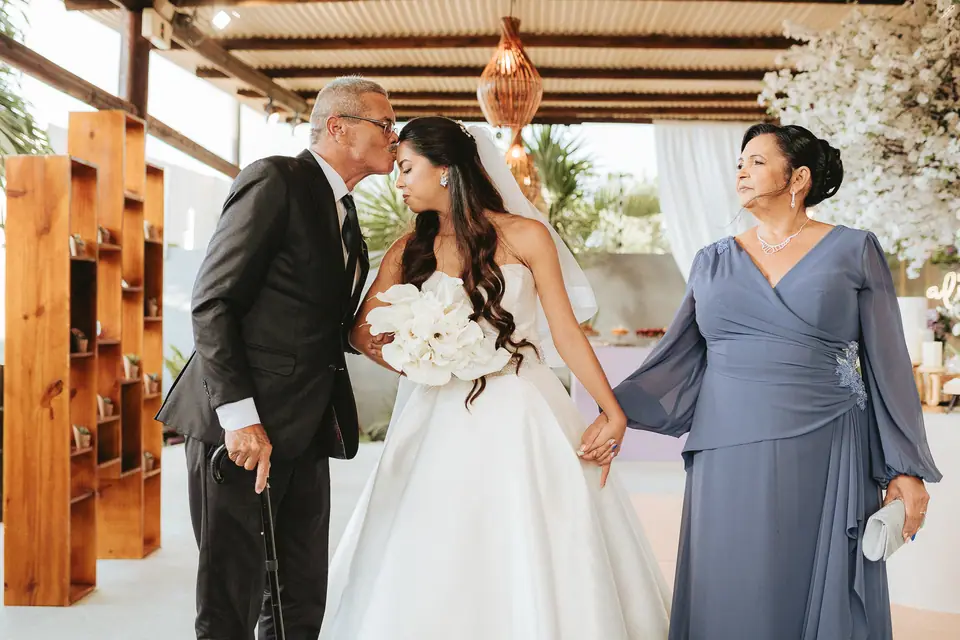 Convidados brindando juntos